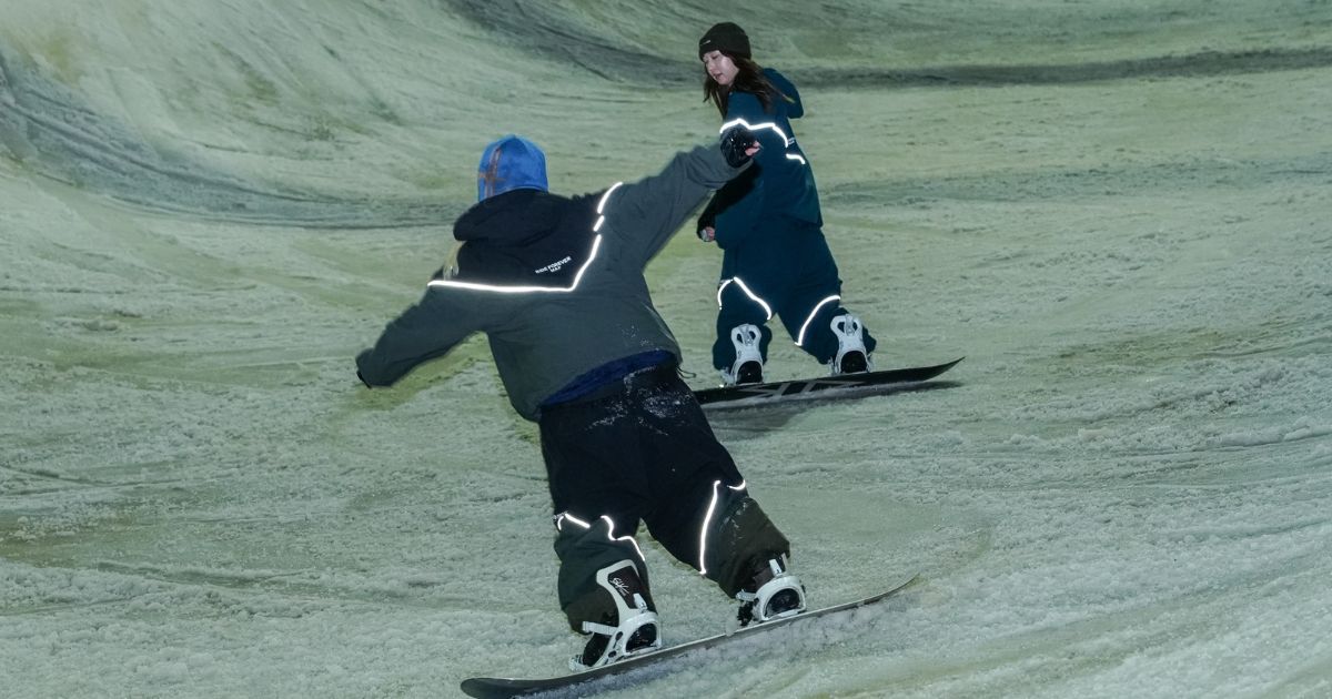 ハーフパイプでグラトリを楽しむ女性二人