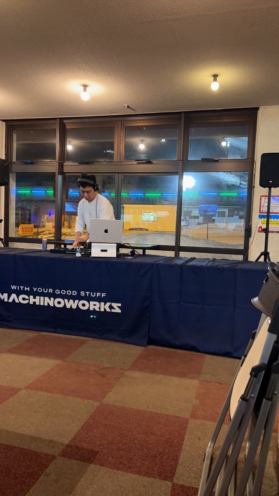 DJの音楽を聴きながら滑れる