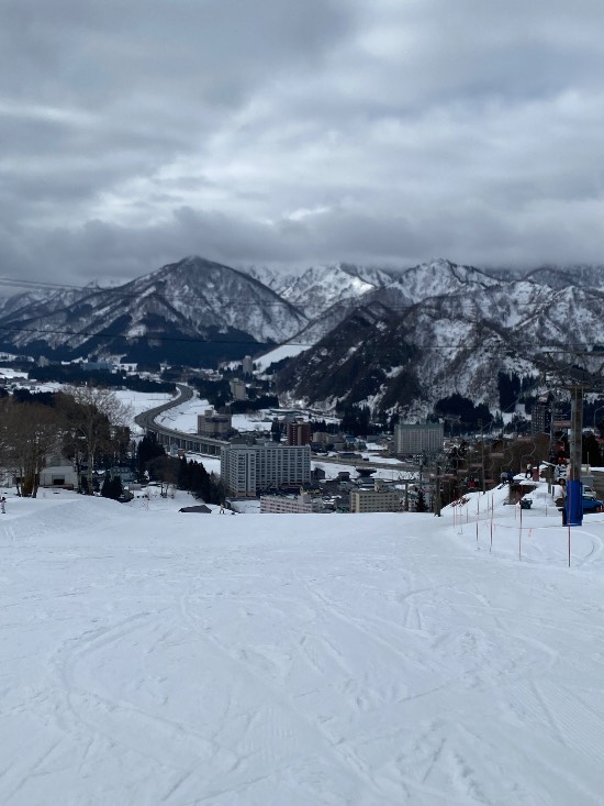 春滑りでも賑わう岩原
