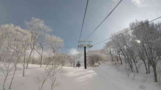 豊富な雪、快適な第二クワッドリフト