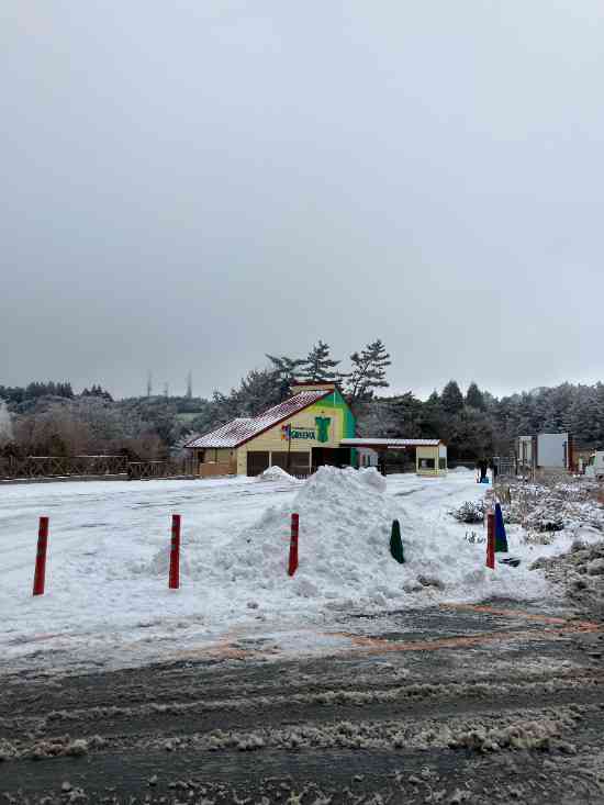 駐車場への入り口続く道