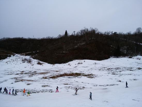 雪が少なくて残念。冬休みでちびっこが多い|湯沢中里スノーリゾートのクチコミ画像