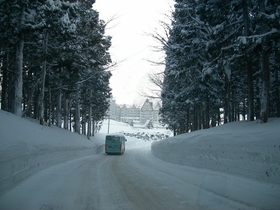 大雪の駐車場と赤い屋根|白馬コルチナスキー場のクチコミ画像